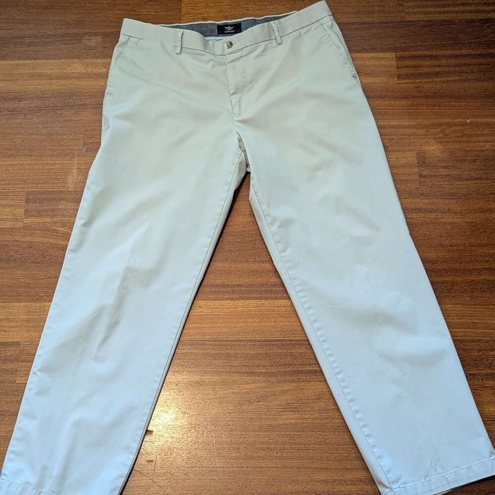 Dockers Men's Straight Fit Khakis-Polyester/Cotton Blend-38 X 32-Good Condition